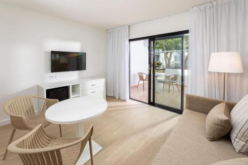 Suite Junior con terraza del hotel Sol Fuerteventura Jandía All Suites. Foto 3