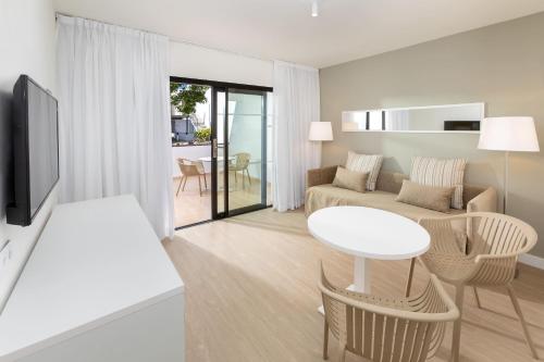 Suite Junior con terraza del hotel Sol Fuerteventura Jandía All Suites. Foto 4