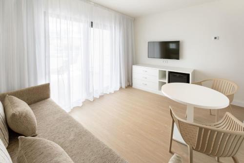 Suite Junior con acceso a la piscina del hotel Sol Fuerteventura Jandía All Suites. Foto 2