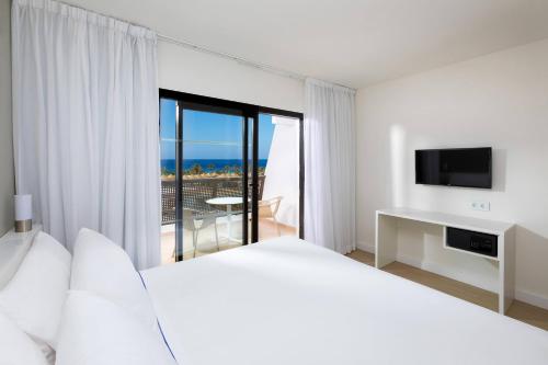 Suite Junior Xtra con vistas al mar del hotel Sol Fuerteventura Jandía All Suites. Foto 15