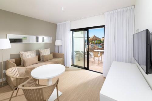 Suite Junior con acceso a la piscina del hotel Sol Fuerteventura Jandía All Suites. Foto 19