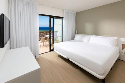 Suite Junior con vistas al mar del hotel Sol Fuerteventura Jandía All Suites. Foto 2
