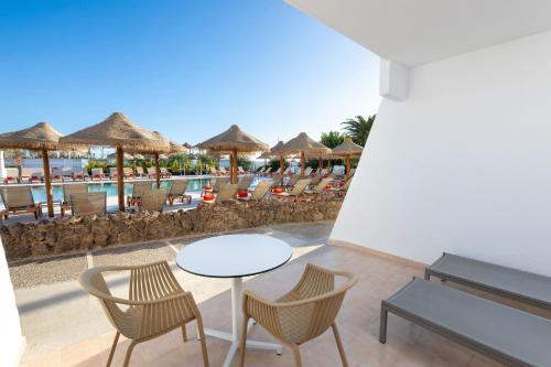 Suite Junior con acceso a la piscina del hotel Sol Fuerteventura Jandía All Suites. Foto 1