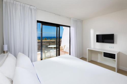 Suite Junior Xtra con vistas al mar del hotel Sol Fuerteventura Jandía All Suites. Foto 4