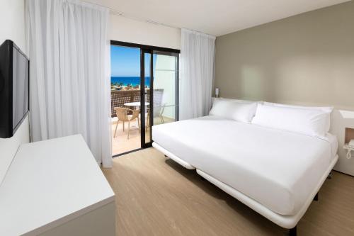Suite Junior Xtra con vistas al mar del hotel Sol Fuerteventura Jandía All Suites. Foto 6