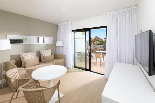Suite Junior con acceso a la piscina del hotel Sol Fuerteventura Jandía All Suites. Foto 29