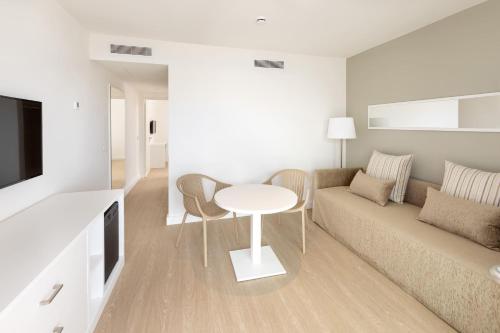 Suite Junior con balcón del hotel Sol Fuerteventura Jandía All Suites. Foto 3