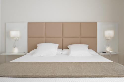 Habitación doble con balcón del hotel Pirineo Figueres by Pierre and Vacances. Foto 2