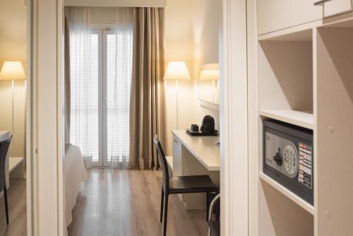 Habitación doble con balcón del hotel Pirineo Figueres by Pierre and Vacances. Foto 3