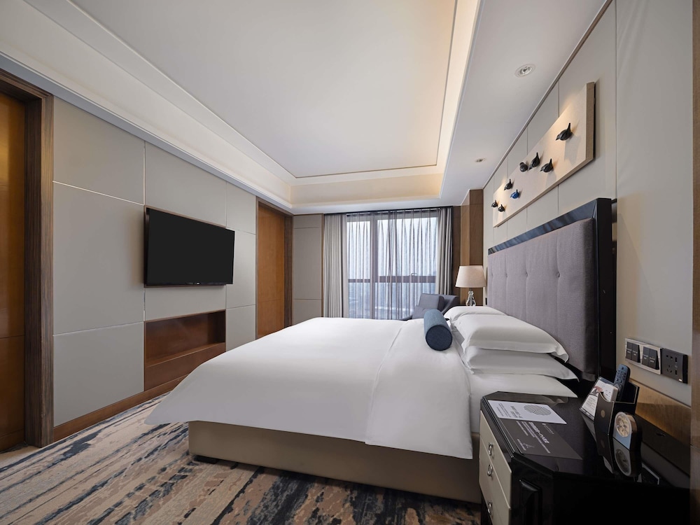Suite Familiar con Una Cama King Size y Un Sofá Cama del hotel Pullman Shanghai Jing An. Foto 1
