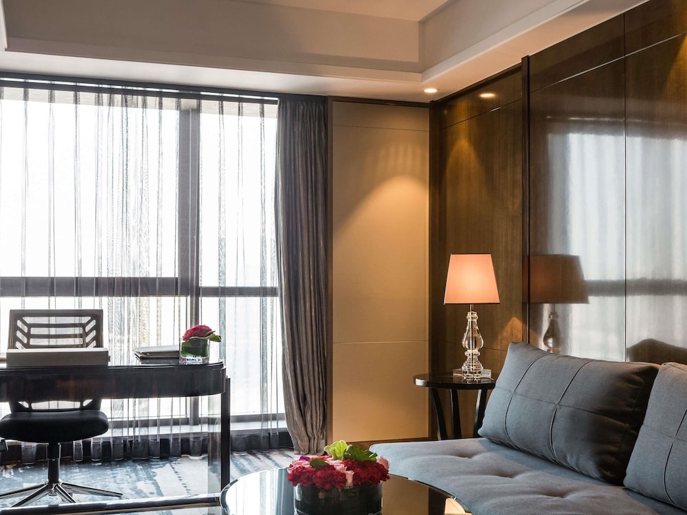 Suite Familiar con Una Cama King Size y Un Sofá Cama del hotel Pullman Shanghai Jing An. Foto 4
