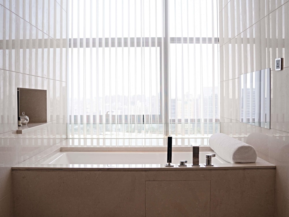 Suite CEO, 1 Cama King Size del hotel Pullman Shanghai Jing An. Foto 4