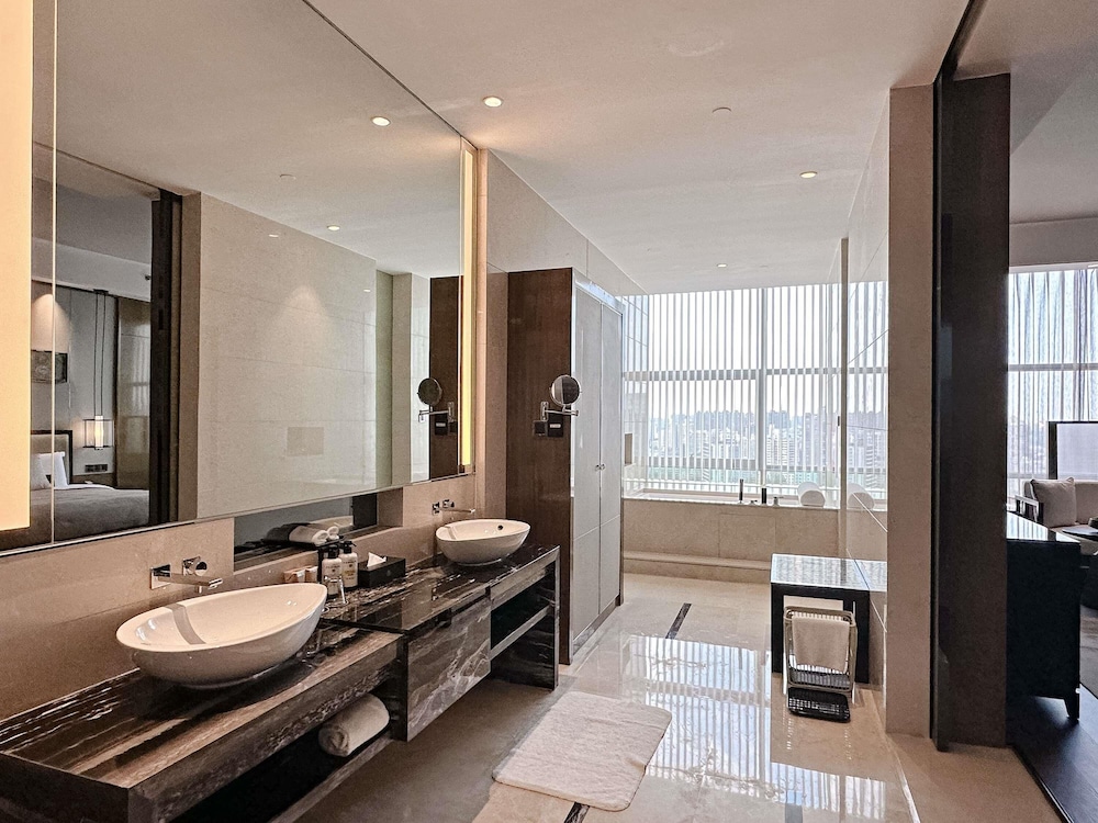 Suite CEO, 1 Cama King Size del hotel Pullman Shanghai Jing An. Foto 6
