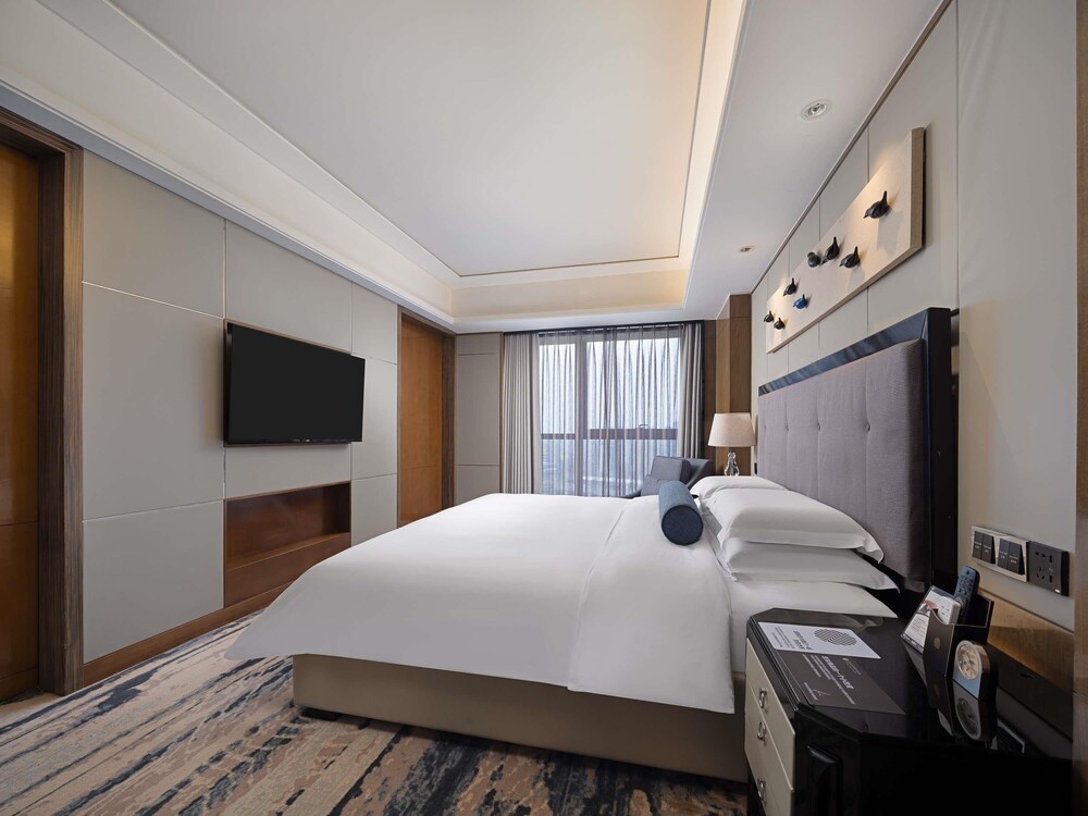 Suite Familiar con Una Cama King Size y Un Sofá Cama del hotel Pullman Shanghai Jing An. Foto 2