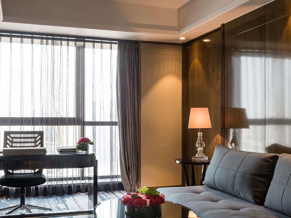 Suite Familiar con Una Cama King Size y Un Sofá Cama del hotel Pullman Shanghai Jing An. Foto 5