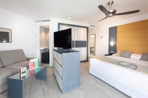 Suite Junior con balcón grande y vistas al mar del hotel Riu Vistamar - All Inclusive. Foto 1