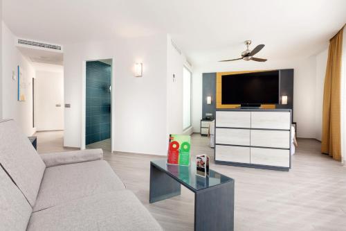 Suite Junior con vistas al mar del hotel Riu Vistamar - All Inclusive. Foto 2