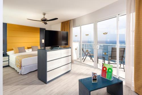 Suite Junior con vistas al mar del hotel Riu Vistamar - All Inclusive. Foto 3