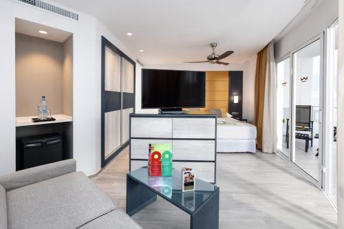 Suite Junior con balcón grande y vistas al mar del hotel Riu Vistamar - All Inclusive. Foto 2