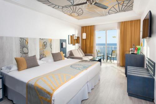 Habitación Doble con vistas al mar y sofá cama del hotel Riu Vistamar - All Inclusive. Foto 3