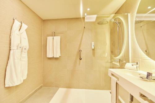 Habitación Doble del hotel Gloria Palace Amadores Thalasso. Foto 4