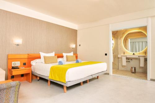 Habitación Doble del hotel Gloria Palace Amadores Thalasso. Foto 9