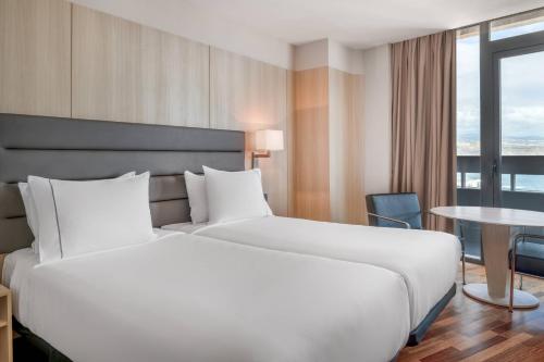 Habitación con 2 camas individuales y vistas a la planta superior del hotel AC Hotel Gran Canaria by Marriott