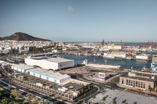 Habitación con cama extragrande y vistas a la planta superior del hotel AC Hotel Gran Canaria by Marriott. Foto 4