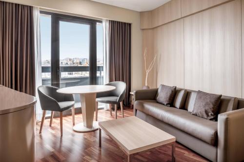 Suite Junior con sofá cama, cama extragrande y vistas al mar - Planta superior del hotel AC Hotel Gran Canaria by Marriott