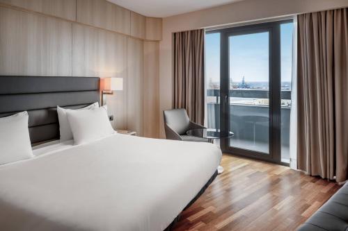 Suite Junior con sofá cama, cama extragrande y vistas al mar - Planta superior del hotel AC Hotel Gran Canaria by Marriott. Foto 1