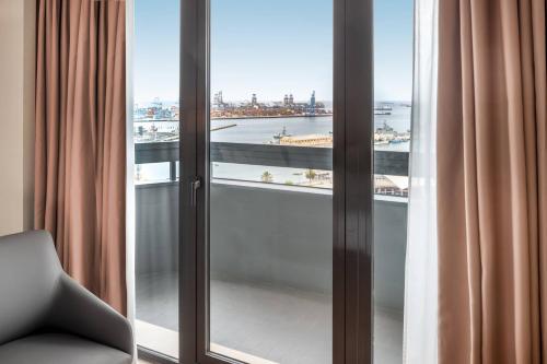 Suite Junior con sofá cama, cama extragrande y vistas al mar - Planta superior del hotel AC Hotel Gran Canaria by Marriott. Foto 3