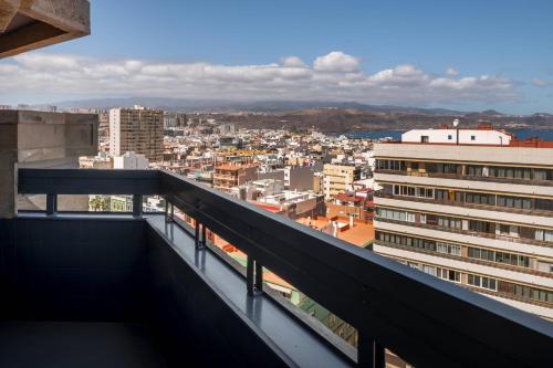 Habitación Estándar con balcón - Cama extragrande del hotel AC Hotel Gran Canaria by Marriott. Foto 4