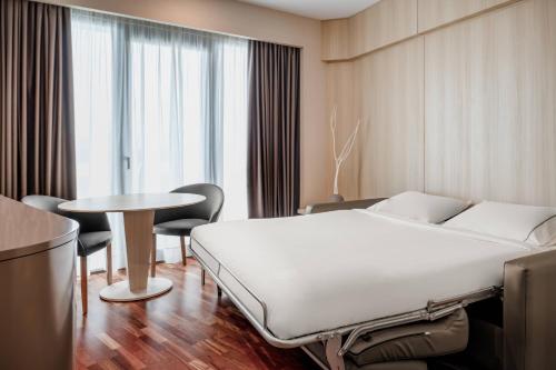 Suite Junior con sofá cama, cama extragrande y vistas al mar - Planta superior del hotel AC Hotel Gran Canaria by Marriott. Foto 2