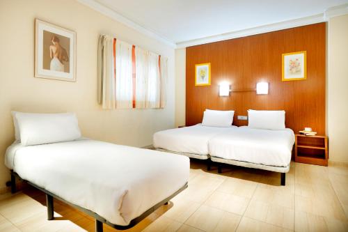 Habitación Triple del hotel Alisios Canteras. Foto 1