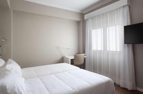 Habitación Doble con cama supletoria - 1 o 2 camas del hotel Nh Las Palmas Playa Las Canteras. Foto 2