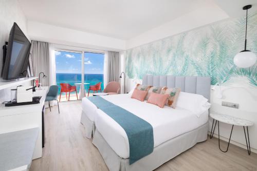 Habitación Deluxe con vistas a la playa del hotel Cristina by Tigotan