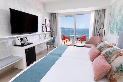 Habitación Deluxe con vistas a la playa del hotel Cristina by Tigotan. Foto 2