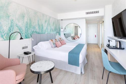 Habitación Deluxe con vistas a la playa del hotel Cristina by Tigotan. Foto 3