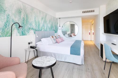 Habitación Deluxe del hotel Cristina by Tigotan. Foto 1