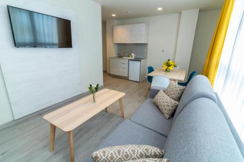 Habitación familiar Vista ciudad Vista Patio Sofá Cama incluido 2 Camas individuales del hotel URBANSEA Atlanta. Foto 1