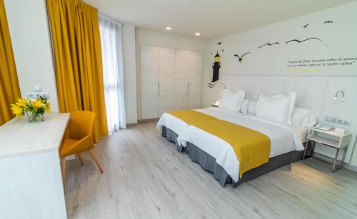 Habitación familiar Interior Vista ciudad Vista Patio Sofá Cama incluido 2 Camas individuales del hotel URBANSEA Atlanta. Foto 2