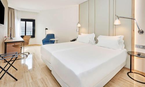 Habitación doble Vista Mar 2 Camas individuales del hotel Nh Imperial Playa. Foto 2