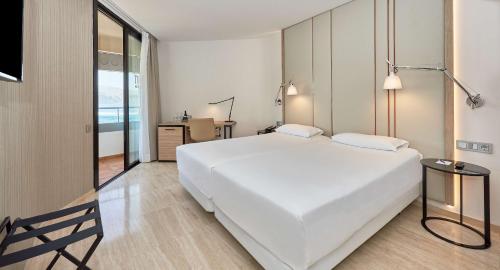 Habitación doble Vista Mar Balcón o Terraza Superior del hotel Nh Imperial Playa. Foto 3