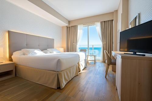 Habitación Doble con vistas al mar y acceso gratuito al spa - 2 camas del hotel Bull Reina Isabel and Spa. Foto 2