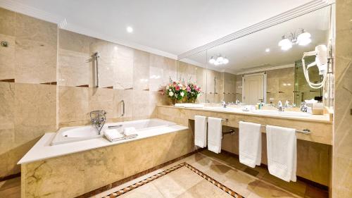 Suite con vistas al mar y acceso gratuito al spa del hotel Bull Reina Isabel and Spa. Foto 4