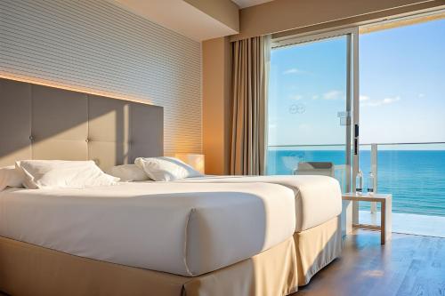 Habitación Doble con vistas al mar y acceso gratuito al spa - 2 camas del hotel Bull Reina Isabel and Spa. Foto 7