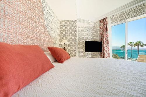 Suite con vistas al mar y acceso gratuito al spa del hotel Bull Reina Isabel and Spa. Foto 1