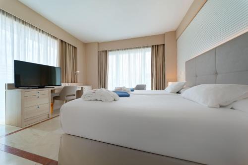 Suite con acceso gratuito al spa del hotel Bull Reina Isabel and Spa. Foto 1