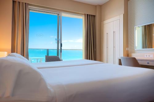 Habitación Doble con vistas al mar y acceso gratuito al spa - 2 camas del hotel Bull Reina Isabel and Spa. Foto 6