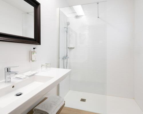 Habitación Doble con balcón del hotel Sercotel Parque. Foto 6